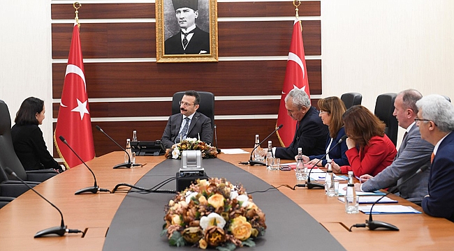 Hüseyin Aksoy vatandaşların derdini dinliyor