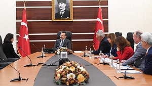 Hüseyin Aksoy vatandaşların derdini dinliyor