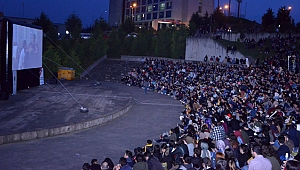 KOÜ’de açık havada sinema keyfi