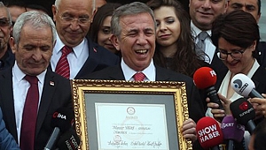 Mansur Yavaş mazbatasını aldı