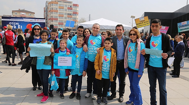 Otizme farkındalık için yürüdüler
