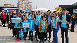 Otizme farkındalık için yürüdüler