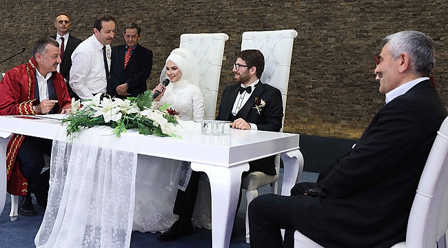 Tahir Büyükakın ilk nikahını kıydı