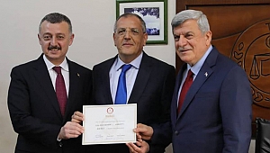 Tahir Büyükakın mazbatasını aldı