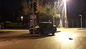 Uyuyakalan şoför, trafik ışığına çarptı