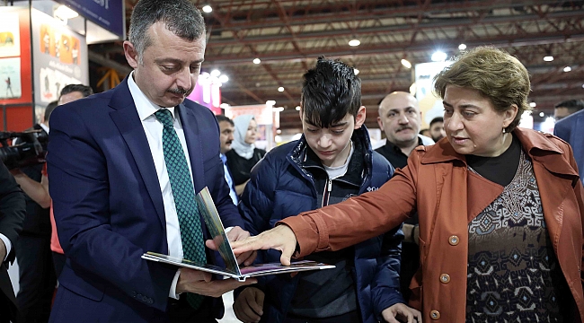 Ailesiyle kağıttan dünyaları keşfetti