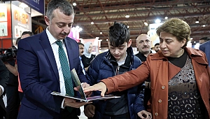 Ailesiyle kağıttan dünyaları keşfetti