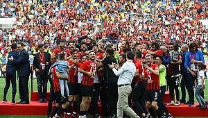 Bizim Güney Van’da kupa kaldırdı