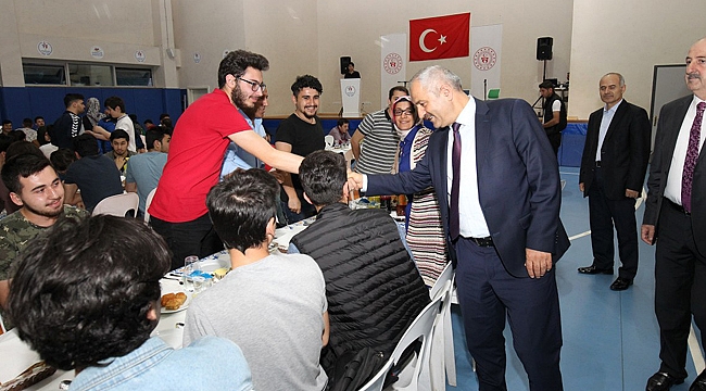 Büyükgöz, iftarda gençlerle buluştu