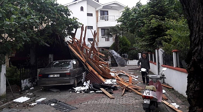Çatılar uçtu, ağaçlar devrildi