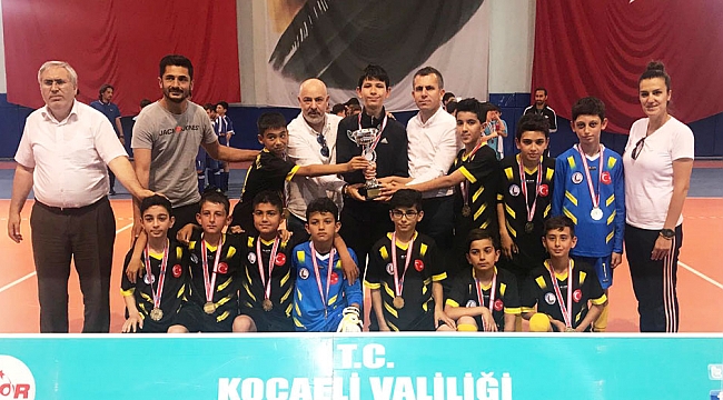 Futsal erkeklerde Çayırova geleneği değişmedi