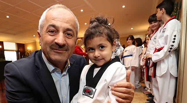 Minik Taekwondocuları bağrına bastı