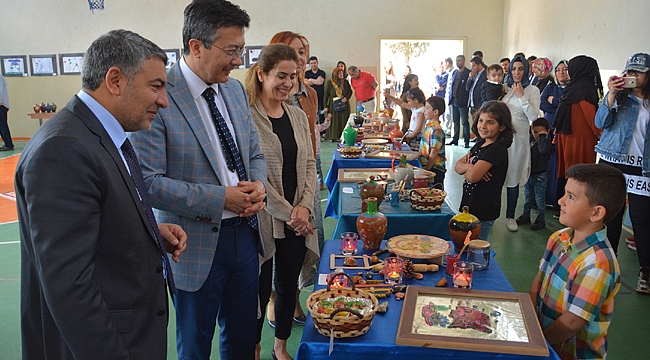 Şayir, öğrencilerin sergisini gezdi