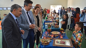 Şayir, öğrencilerin sergisini gezdi