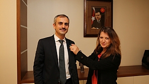 TEMA, Çiftçi'ye rozet takdim etti