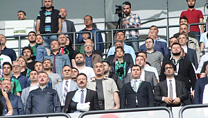 Vali kırık koluyla maçı izledi