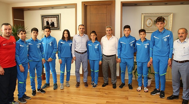Çiftçi, boksörleri bağrına bastı