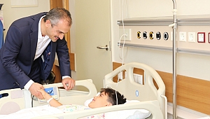 Çiftçi, çocukları ziyaret etti