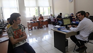 Dudak okuyarak engelleri aşıyor