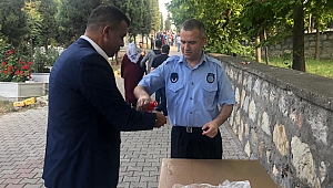 Kabristanı ziyaret edenlere ikramda bulunuldu