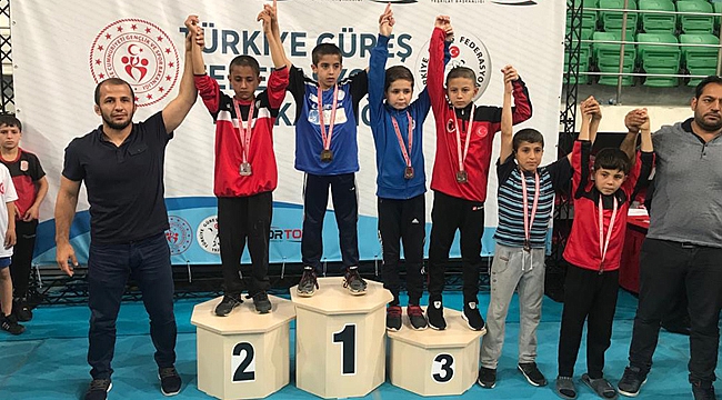 Kocaelili minik güreşçiler Türkiye 3.’sü oldu