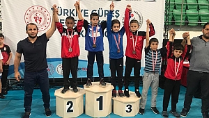 Kocaelili minik güreşçiler Türkiye 3.’sü oldu