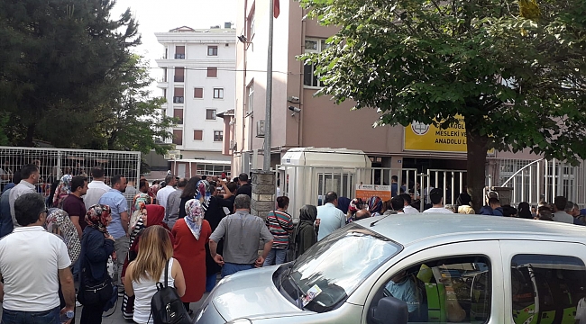 Örenciler sınavda, veliler dışarıda terledi