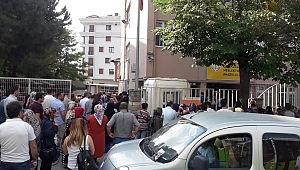 Örenciler sınavda, veliler dışarıda terledi