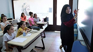Bilgievlerindeki öğrenciler İngilizce öğreniyor