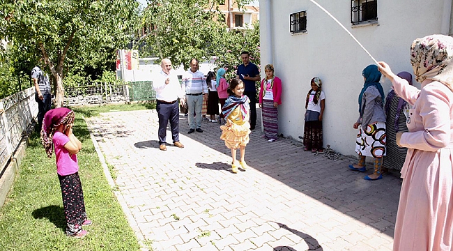 Bıyık, çocukların sevincine ortak oldu