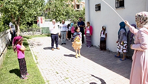 Bıyık, çocukların sevincine ortak oldu