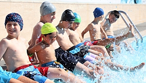 Çocuklar eğlenerek yüzme öğreniyor