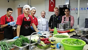 Deneyimlerini öğrencilerle paylaştı