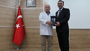 Farabi'den Üstüner'e teşekkür plaketi