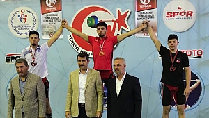 Halterciler, Sivas’ta dünyayı kaldırdı