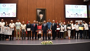 Okul müdürleri ve öğrenciler sertifikalarını aldılar