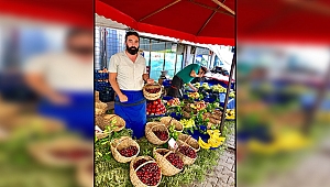 Renkli siyasetçi kiraz sattı