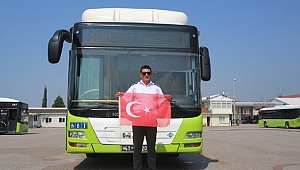 Türk Bayrağı’nı yerde bırakmadı