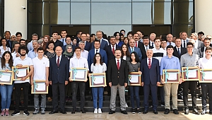 Vali Aksoy başarılı öğrencileri ödüllendirdi