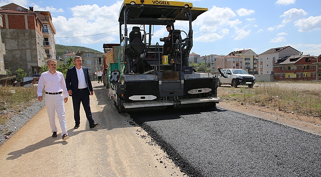 Emek Mahallesi'ne asfalt seriliyor