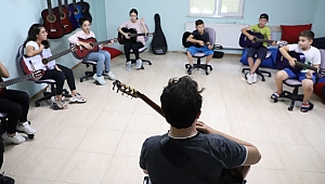 Gitar kursuna yoğun ilgi gösterdiler
