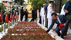 Vali Aksoy’dan şehitliğe ziyaret