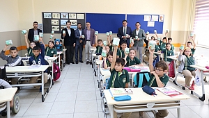 Çayırovalı öğrencilere kitap kumbarası dağıtıldı