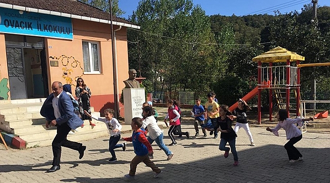 Çocuklarla ebelemece oynadı