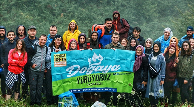 Doğa yürüyüşünde çevreyi temizlediler