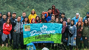 Doğa yürüyüşünde çevreyi temizlediler