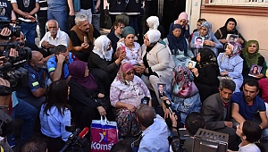 Eylem yapan aileleri ziyaret etti