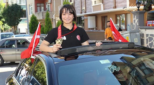 Gururumuzsun Merve Azak