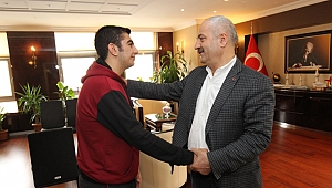 Stajyer öğrenci Büyükgöz'ü duygulandırdı