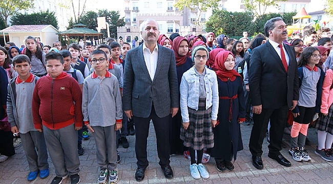 Yeni dönemin ilk bayrak töreni